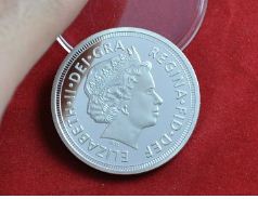 Серебрянная монета Elizabeth II