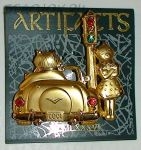 Брошь "Кот в лимузине и кошка у светофора" с цветными камушками под золото