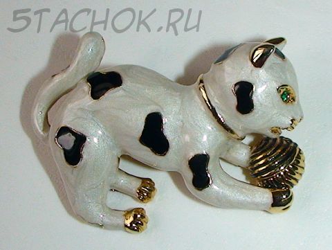 Брошь "Бенгальский котенок с клубочком"