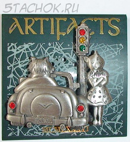 Брошь "Кот в лимузине и кошка у светофора" с цветными камушками под олово