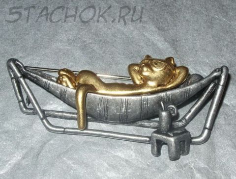 Брошь "Кот в шезлонге" золота/олова (Danecraft США)