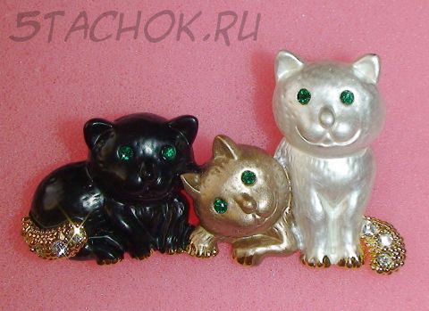 Брошь "Три котенка" под золото, эмаль, камушки