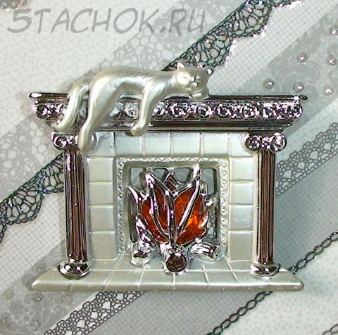 Брошь "Котик на камине" под серебро, камень