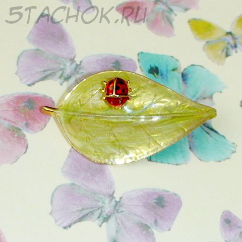 Брошь "Божья коровка на листике" под золото, эмаль