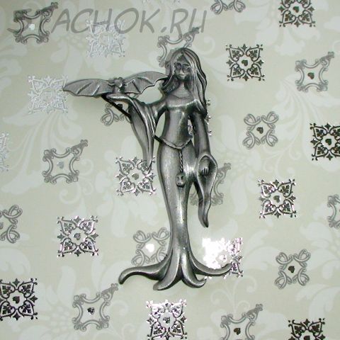 Брошь "Дамочка и летучая мышь на Хеллоуин" под олово