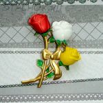 Брошь "Три розочки для любимой..." под золото, эмаль