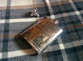 Фляжка из британского пьютера- Старый Лондон -  London Scenes , English Pewter