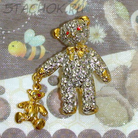 Брошь "Мишутка с игрушкой" под золото, серебро, стразы
