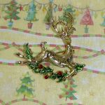 Брошь "Рождественский олень" под золото/эмаль