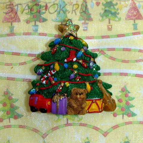 Брошь "Новогодняя елочка с игрушками" полистоун