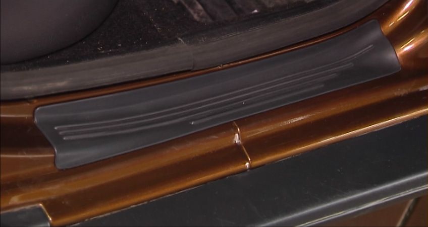 Накладка в проем задних дверей (черное тиснение) (ABS) RENAULT DUSTER 2012-