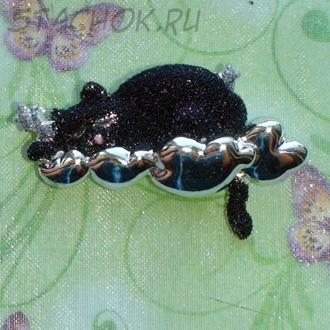 Брошь "Черный котик спит на облаке" под серебро/крошка
