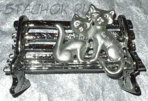 Брошь "Кошечка и котенок на скамейке" цвет серебра (AJC США)