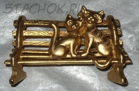 Брошь "Кошечка и котенок на скамейке" цвет золота (AJC США)