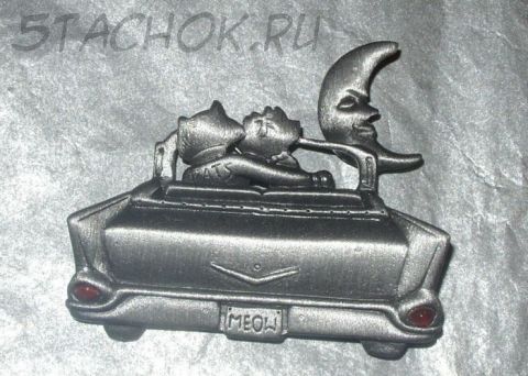 Брошь "Кот и кошечка в кабриолете" под олово
