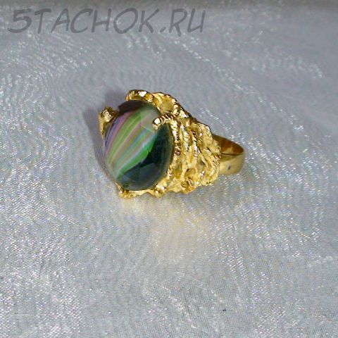 Кольцо мужское зеленый топаз под золото