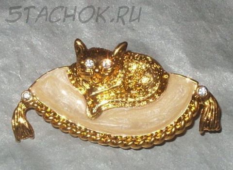 Брошь "Кошка на кремовой подушечке" под золото, камушками сваровски и ювелирная эмаль