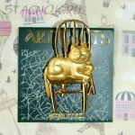 Брошь "Чеширский кот на стуле" под золото