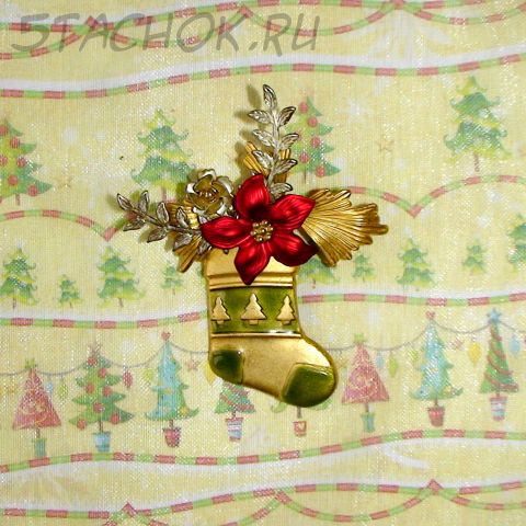 Брошь "Рождественский подарок" под золото, эмаль, чеканка