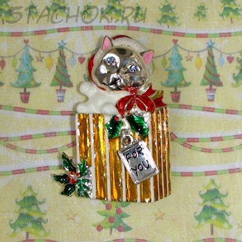 Брошь "Котик - подарочек на Новый год" под серебро, эмаль, стразы