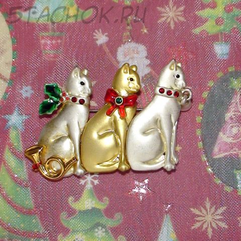 Брошь "Три новогодних котика" под золото, серебро, эмаль, стразы
