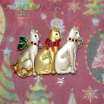 Брошь "Три новогодних котика" под золото, серебро, эмаль, стразы
