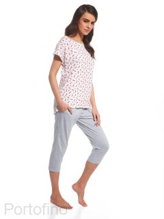 Качественная женская пижама из мягкого и нежного хлопка. Футболка с коротким рукавом с рисунком по всему полотну, и однотонные бриджи. Качественное домашнее белье на летний период.