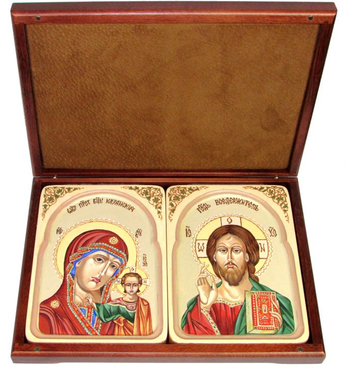 Рукописная пара подарочных икон "Казанская икона Божией Матери" и "Господь Вседержитель" на кипарисе ?в киотах из мореного ясеня, 15*20 см