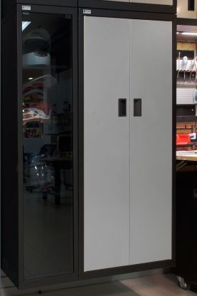 Шкаф со стеклянной дверью