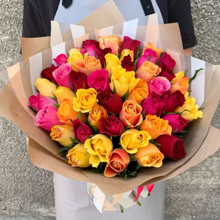 51 кенийская роза микс в крафт бумаге