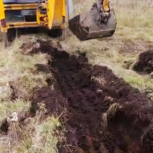 Рытье траншеи под дренаж в г. Ревде Свердловской области в октябре 2020 года.