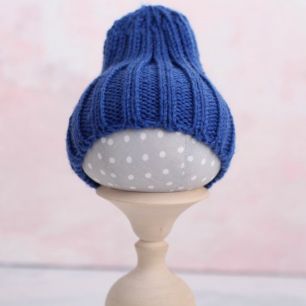 Вязаная шапочка-резинка для куклы - Синяя