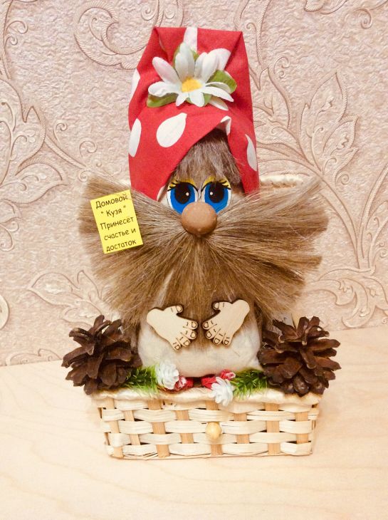Домовой Кузя на шкатулке с шишками