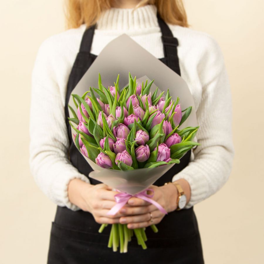 Букет из 31 сиреневого тюльпана
