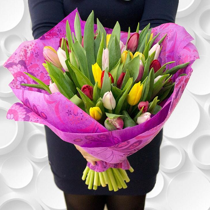 35 тюльпанов микс в красивой упаковке