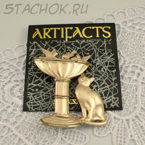 Брошь "Котик и птички на фонтане" цвет серебра (JJ США)