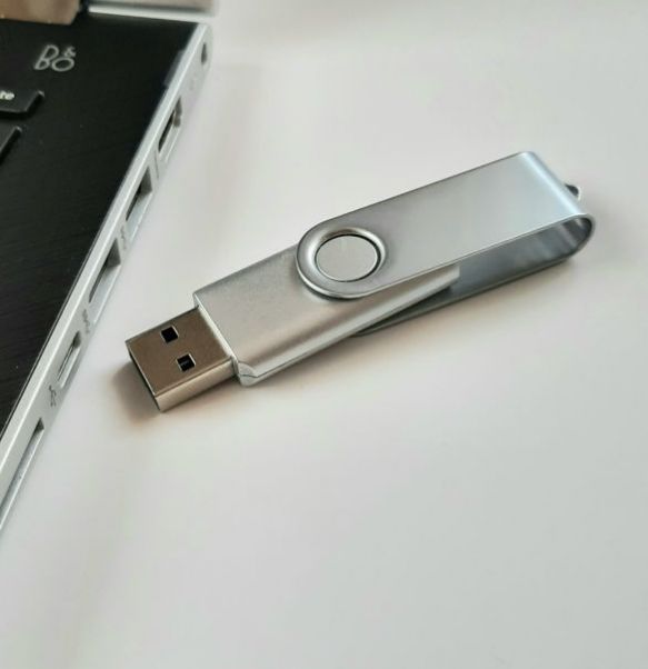 Серебристые флешки Twist 8-16-32 Gb