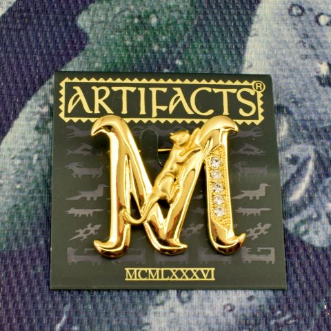 Брошь "Кошка с буквой М" (JJ США)