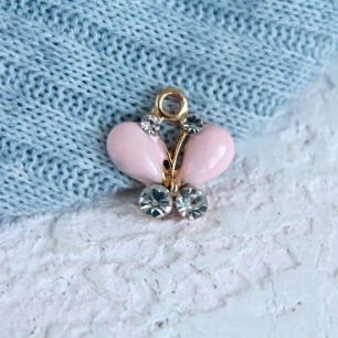 Кукольный аксессуар - Подвеска Розовая бабочка, 1,8 см.