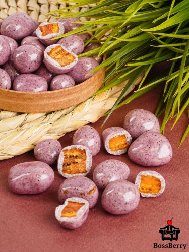 Банан в черничной йогуртовой глазури