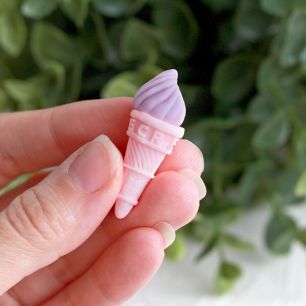 Подвеска пластиковая - Рожок сиреневого мороженого , 4 см