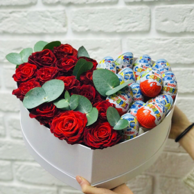 Сердце из роз с киндерами