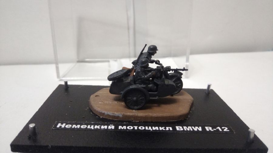 Немецкий мотоцикл BMW R12 (1/72)