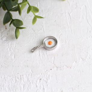 Подвеска металлическая - Сковорода с яичницей, 3,2 см.