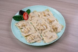 Равиолли с мясом и соусом 250г
