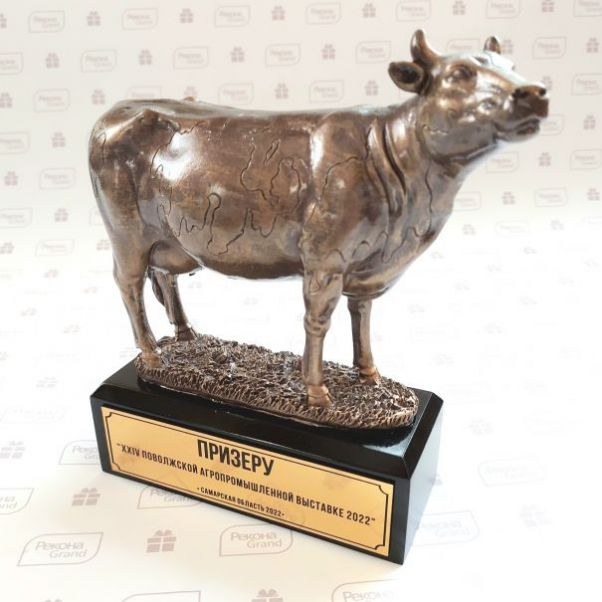 Награды для агровыставки в виде коров