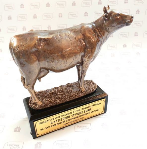 Награды для агровыставки в виде коров