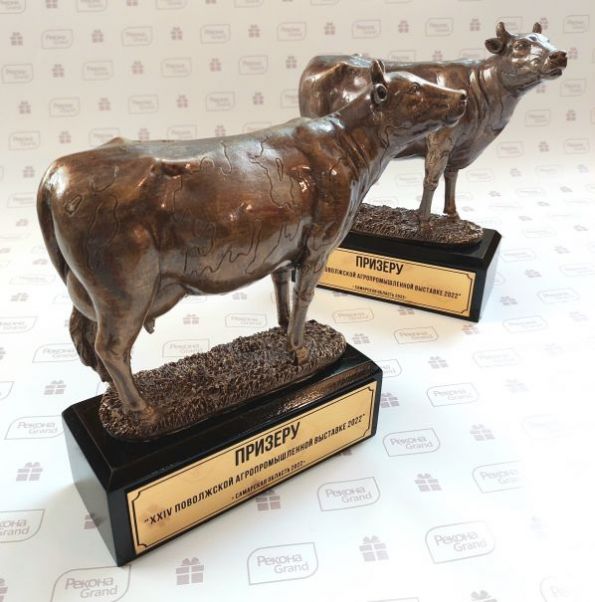 Награды для агровыставки в виде коров