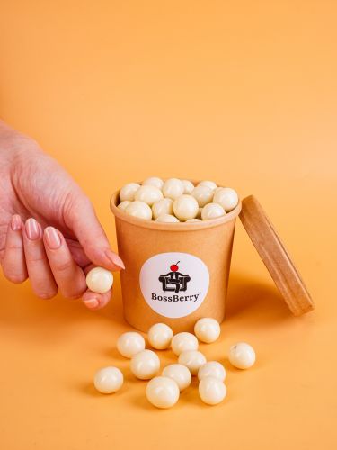 Фундук в йогуртовой глазури