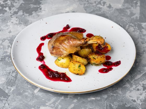 Утиная ножка конфи с брусничным соусом и беби-картофелем